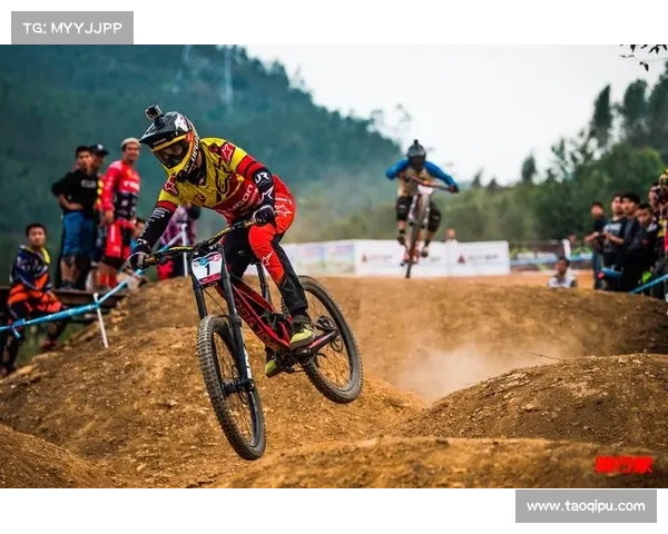 2017速降赛事-2017年全球山地速降锦标赛精英选手激烈竞争极限赛道展现速度与技巧